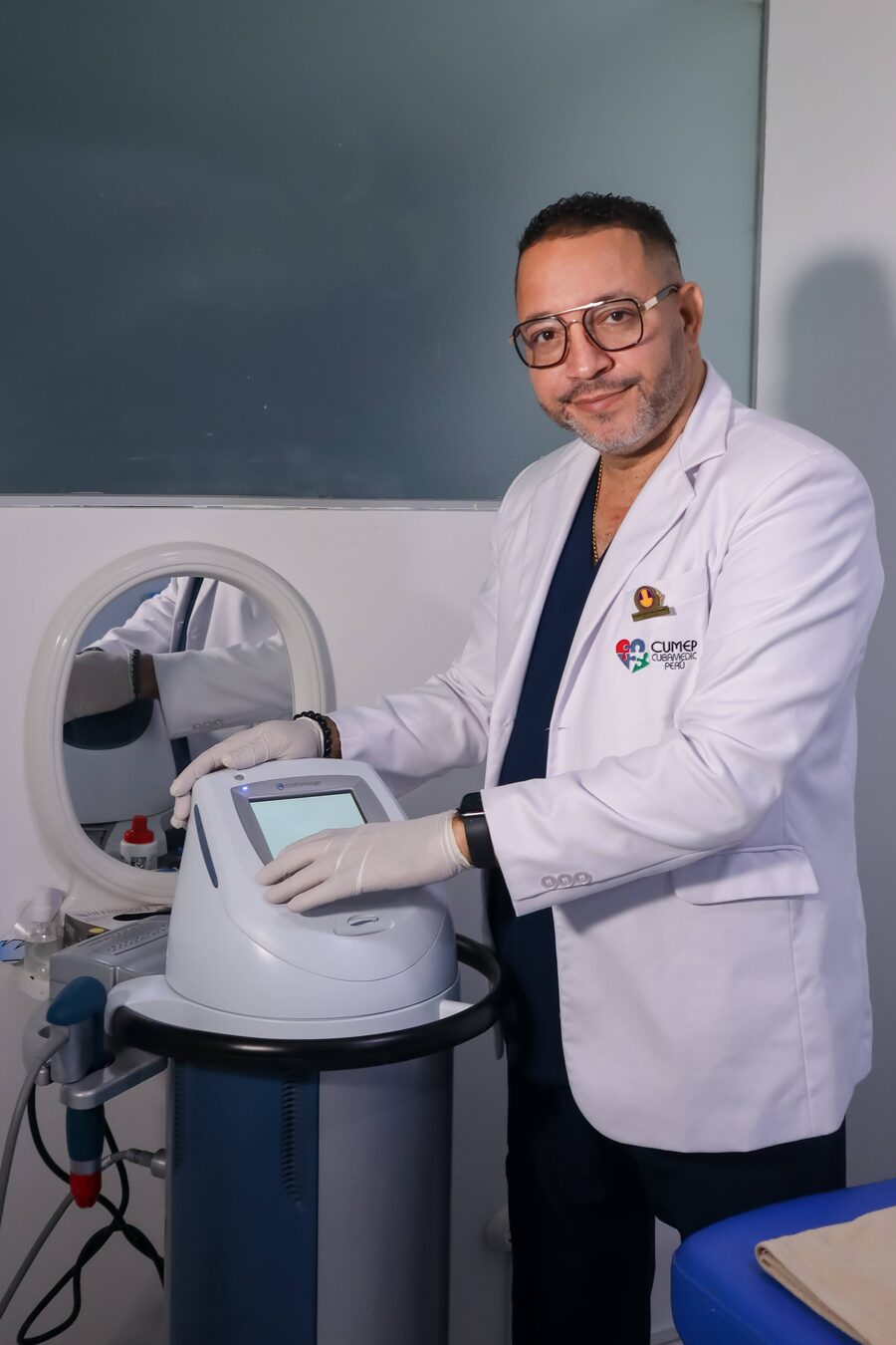Dr. Juan Carlos Falcón en la consulta de CUMEP