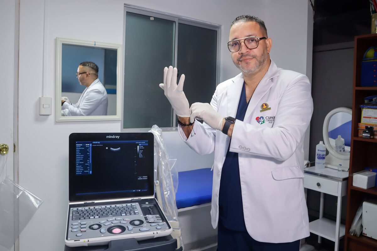 Dr. Falcón preparando un procedimiento ecoguiado en CUMEP