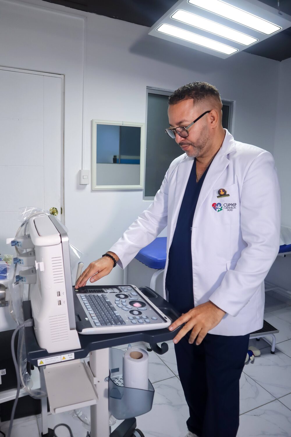 Dr. Falcón operando equipo de diagnóstico y rehabilitación en CUMEP